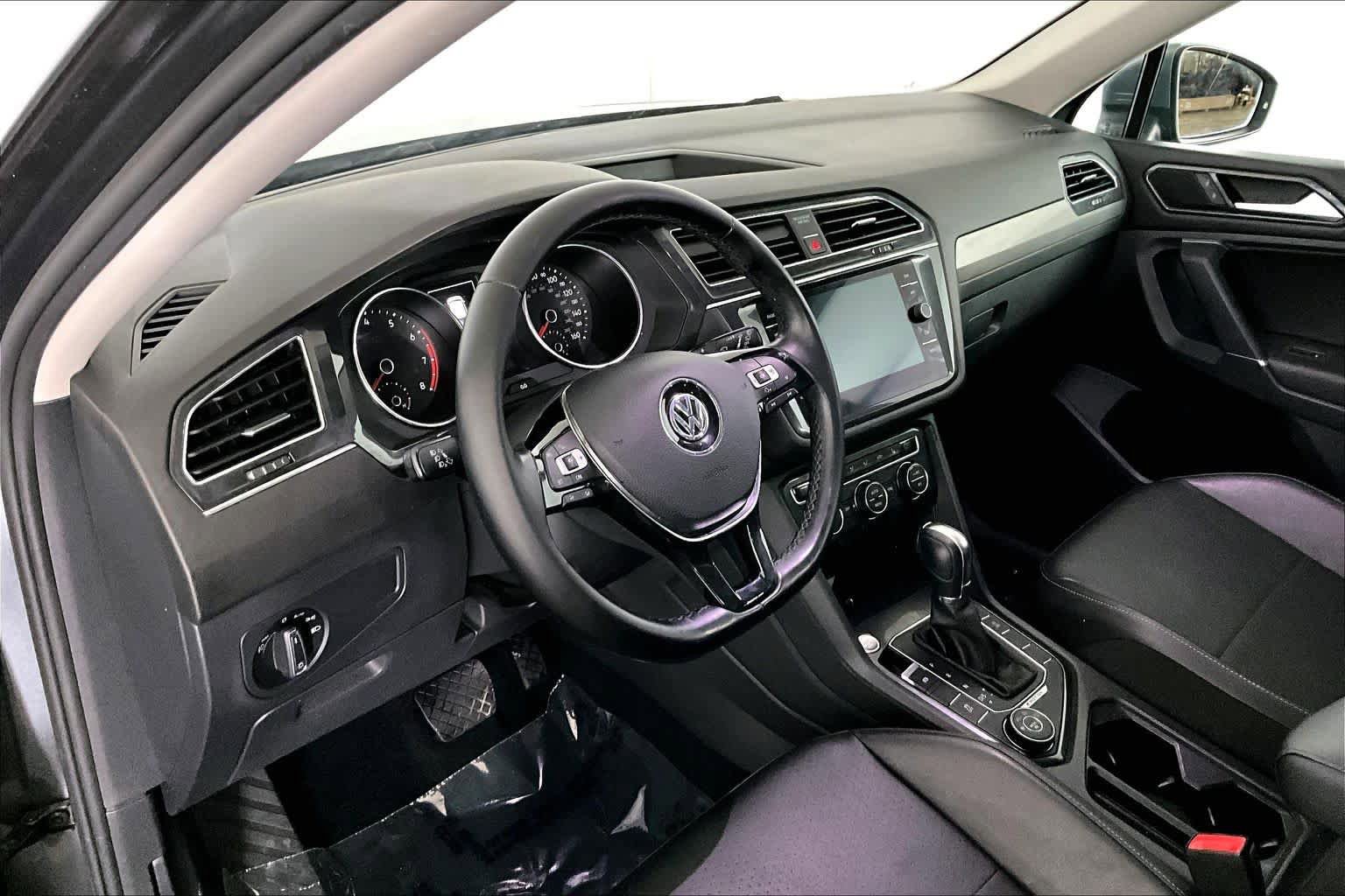 Used 2018 Volkswagen Tiguan SEL AWD/4WD image 18