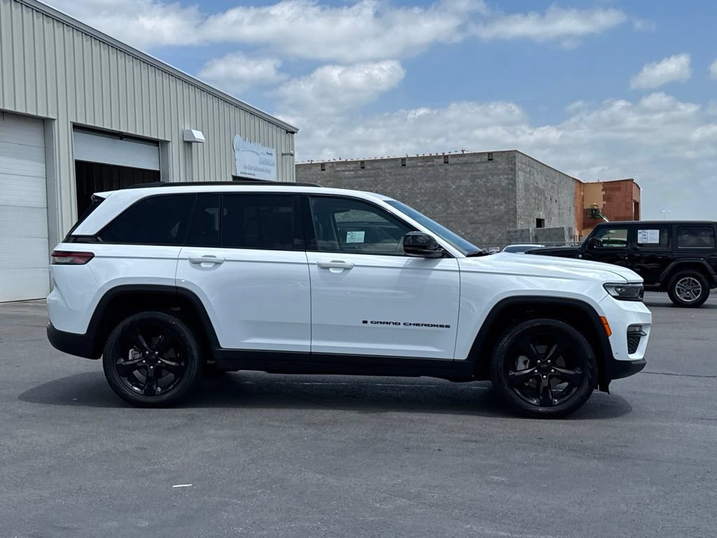 Used 2023 Jeep Grand Cherokee Limited w/ Luxury Tech Group II AWD/4WD image 8