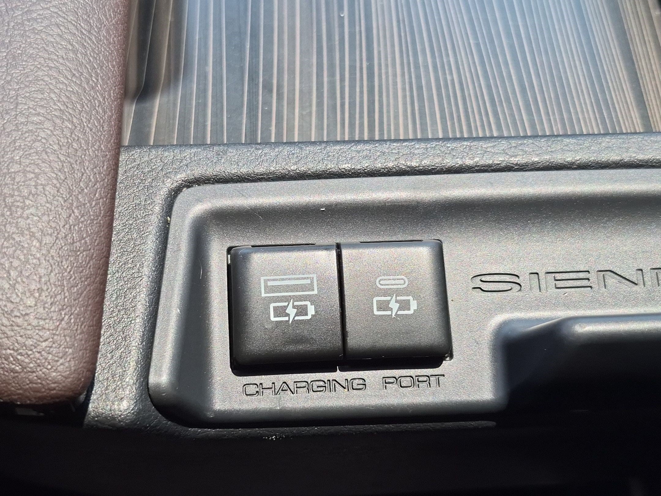Used 2024 Toyota Sienna Platinum FWD image 29