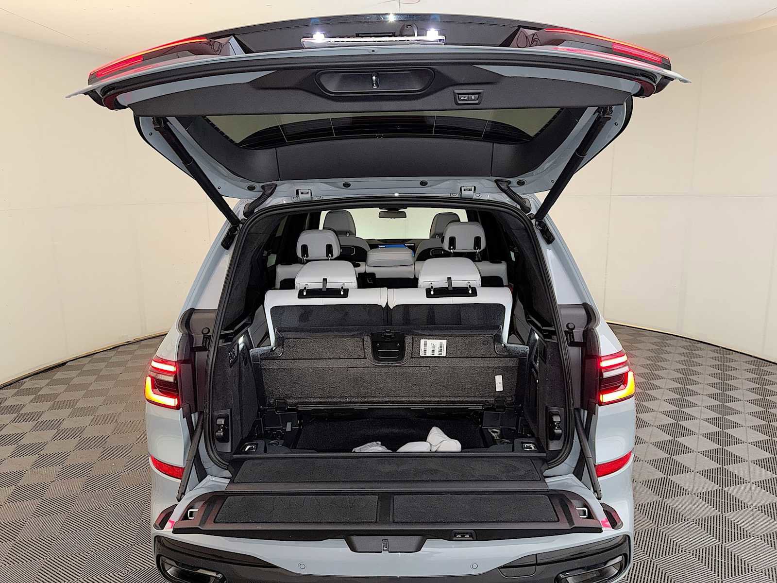 Certified 2025 BMW X7 xDrive40i w/ M Sport Package image 24
