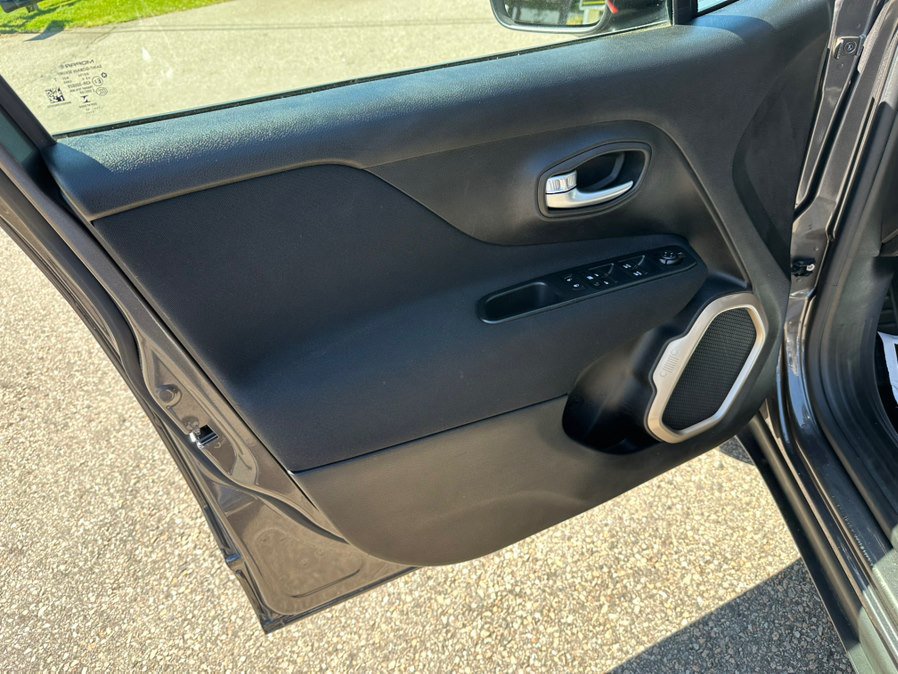 Used 2017 Jeep Renegade Latitude AWD/4WD image 9