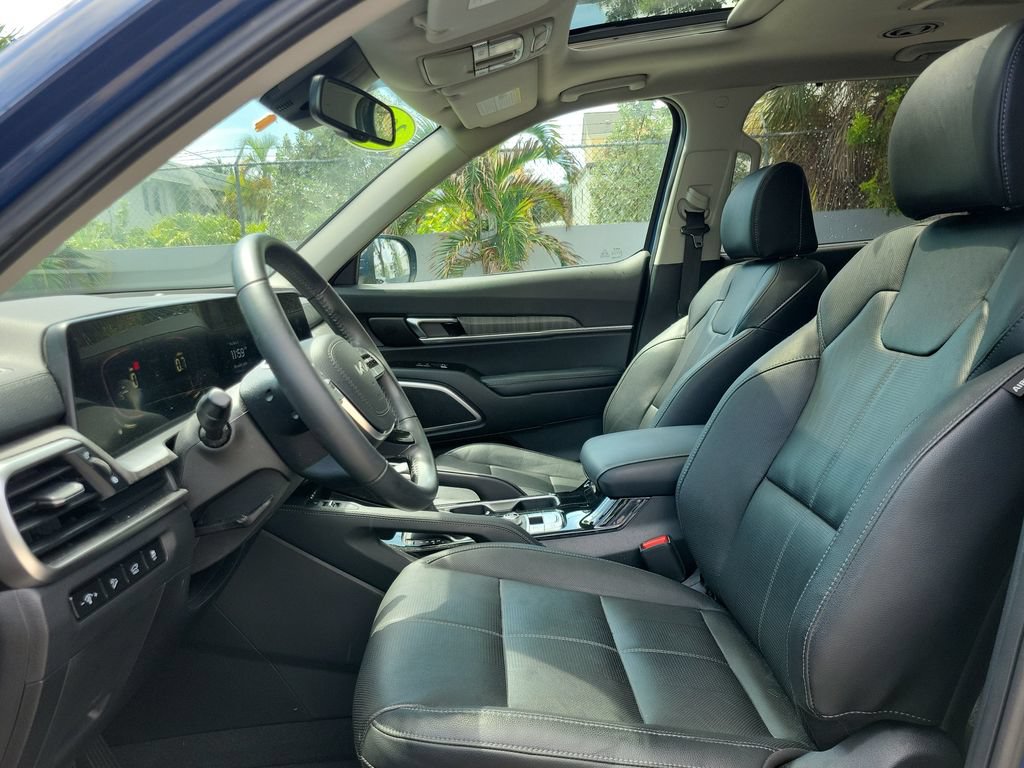 Certified 2024 Kia Telluride EX w/ EX Captain's Chair Package FWD image 17