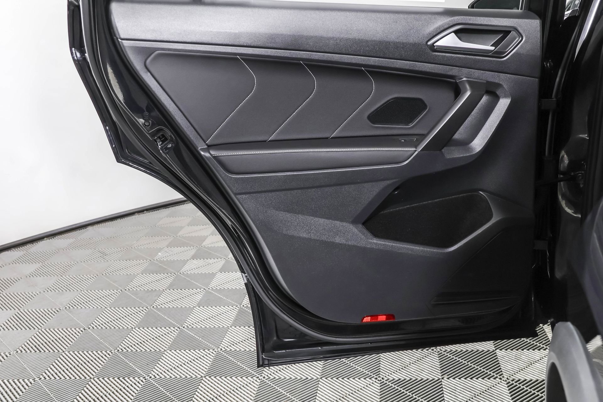 Used 2022 Volkswagen Tiguan SEL R-Line image 39