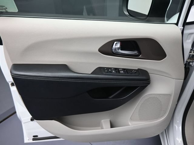 Used 2023 Chrysler Voyager LX FWD image 25