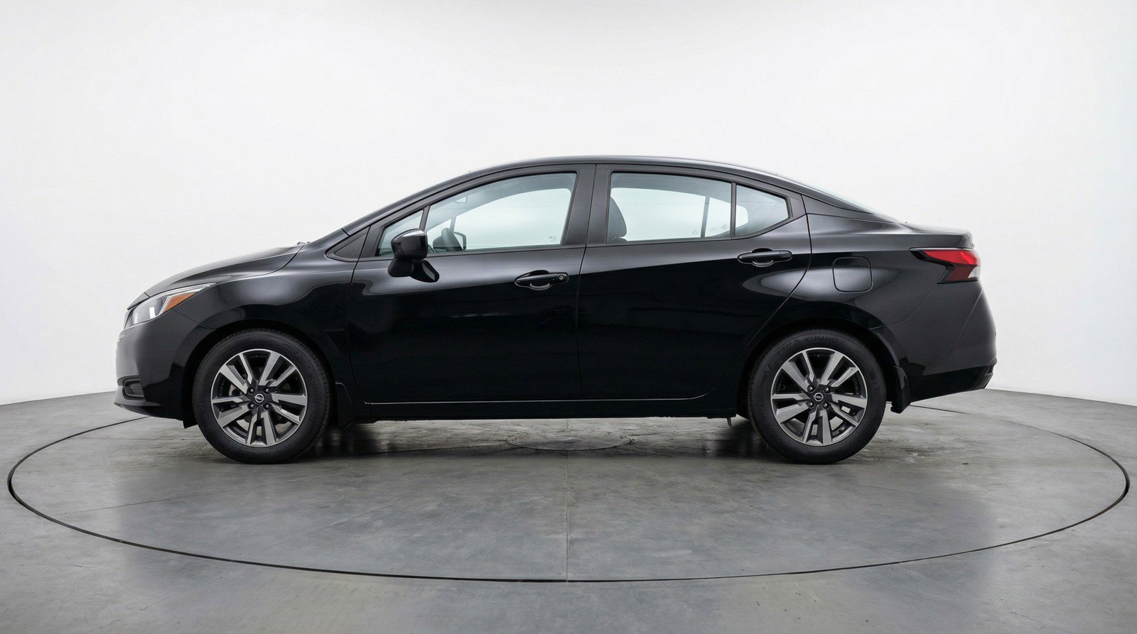 Used 2025 Nissan Versa SV image 5