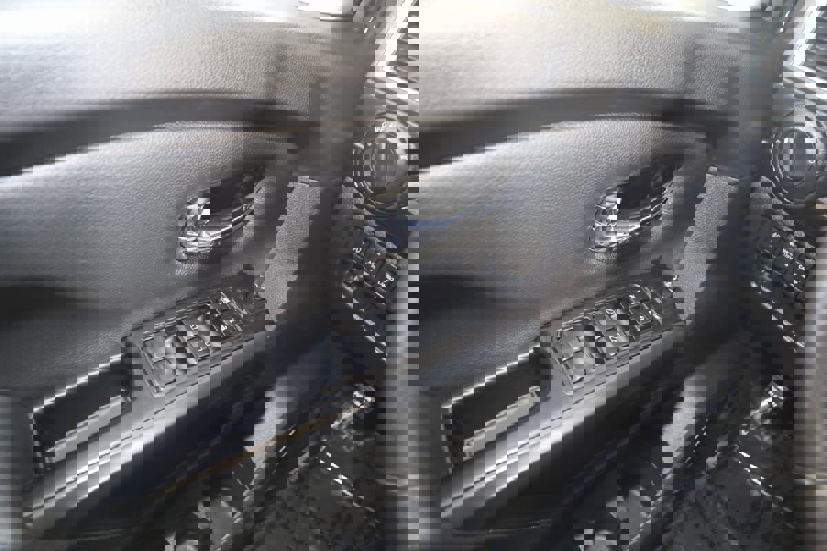 Used 2019 Nissan Titan SV w/ SV Convenience Package image 27