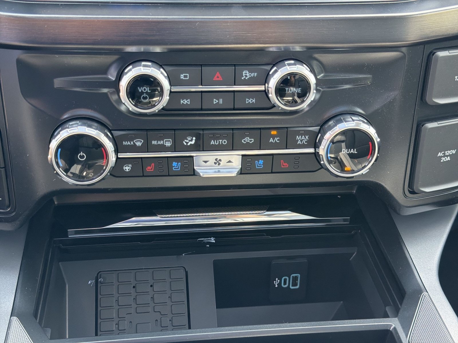 New 2026 Ford F250 Lariat w/ Black Appearance Package AWD/4WD image 23