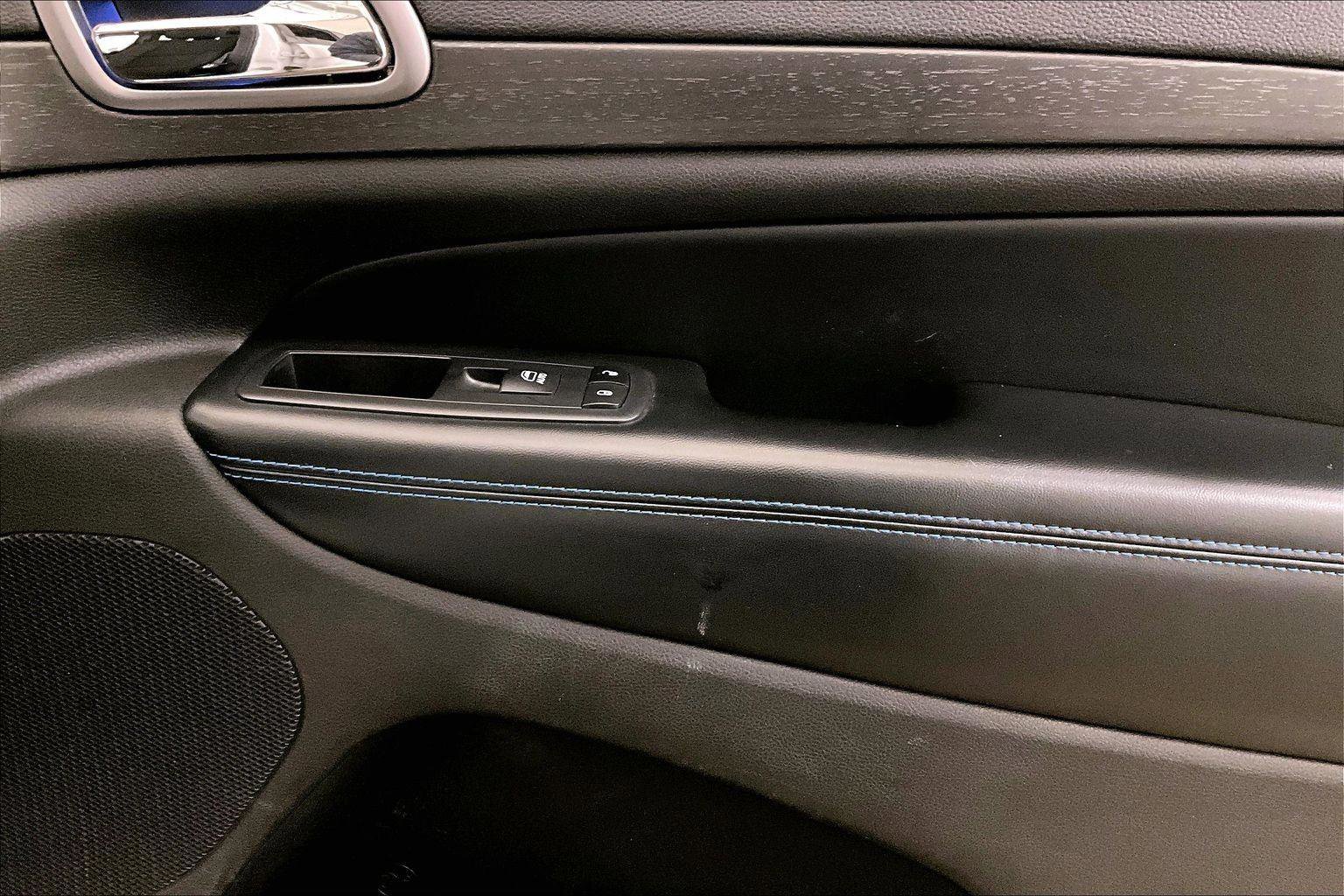 Used 2018 Jeep Grand Cherokee Laredo image 23