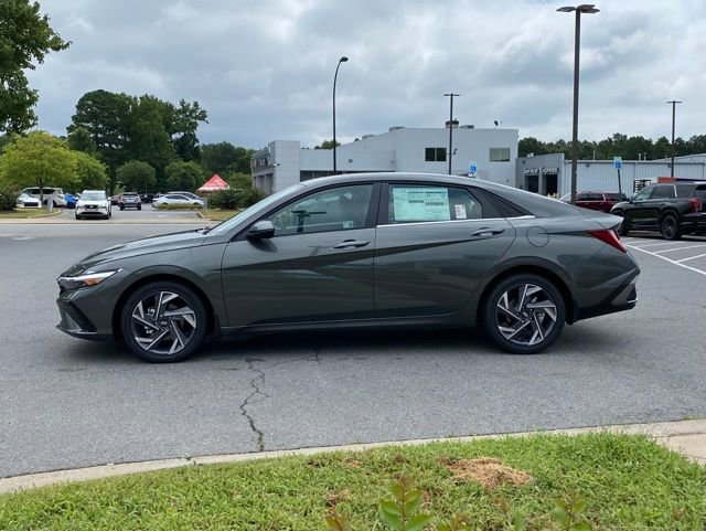 Certified 2025 Hyundai Elantra Limited image 4