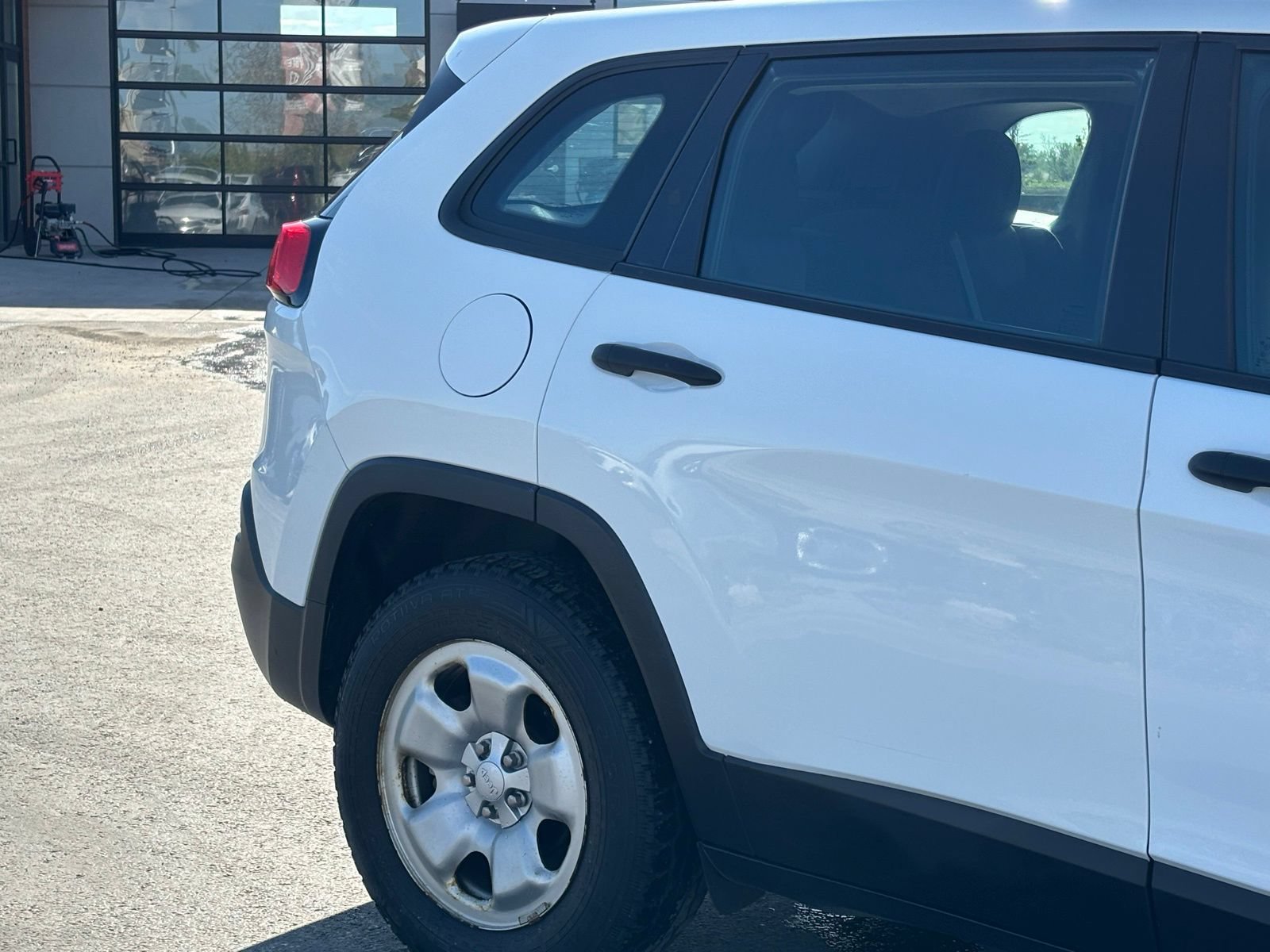 Used 2018 Jeep Cherokee Sport FWD image 3