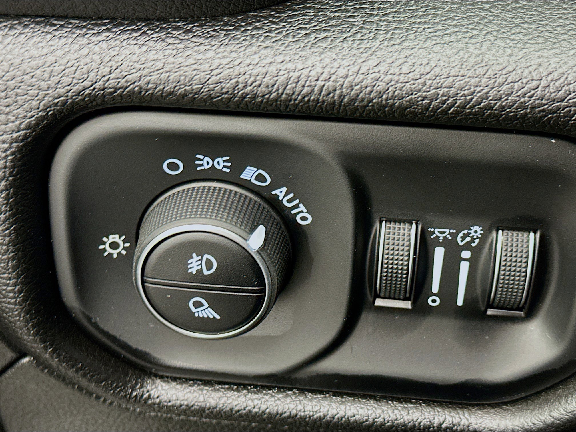 Used 2025 RAM 1500 Laramie image 17