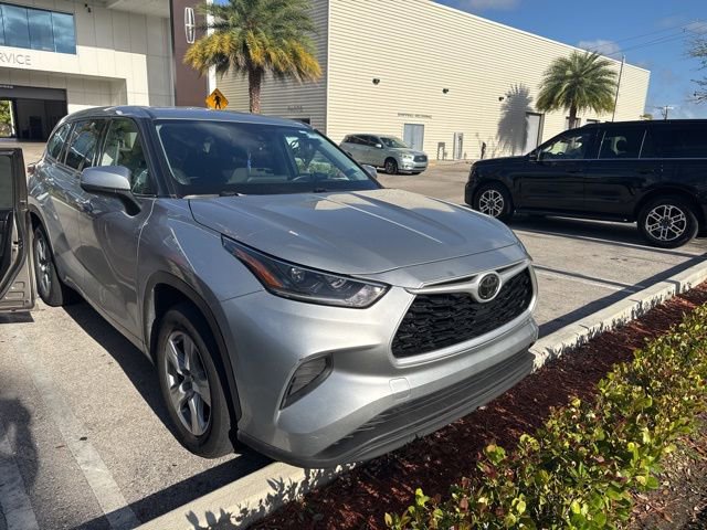 Used 2021 Toyota Highlander L image 3