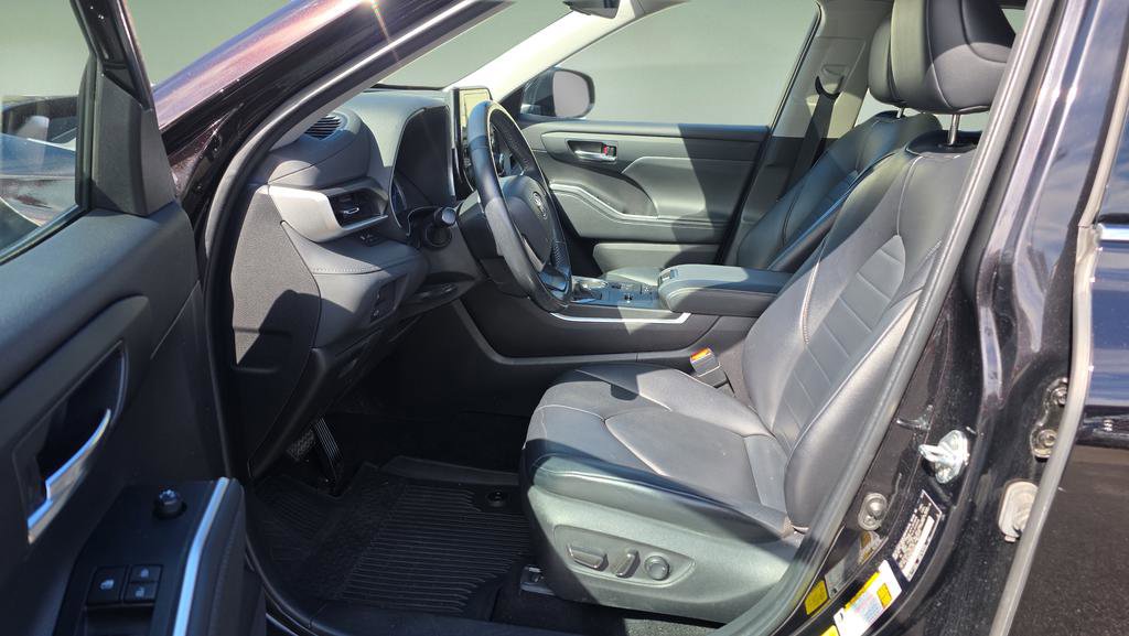 Used 2022 Toyota Highlander XLE image 11