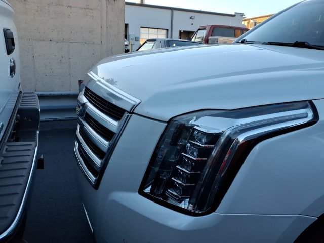 Used 2019 Cadillac Escalade Premium Luxury RWD image 5