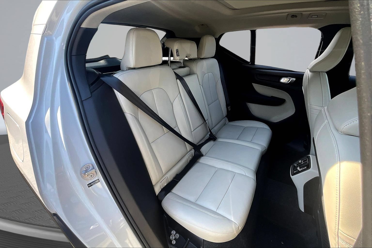 Used 2026 Volvo XC40 B5 Plus AWD/4WD image 28