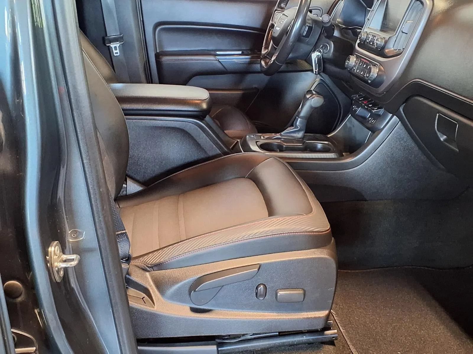 Used 2015 GMC Canyon SLE w/ All-Terrain Package AWD/4WD image 13
