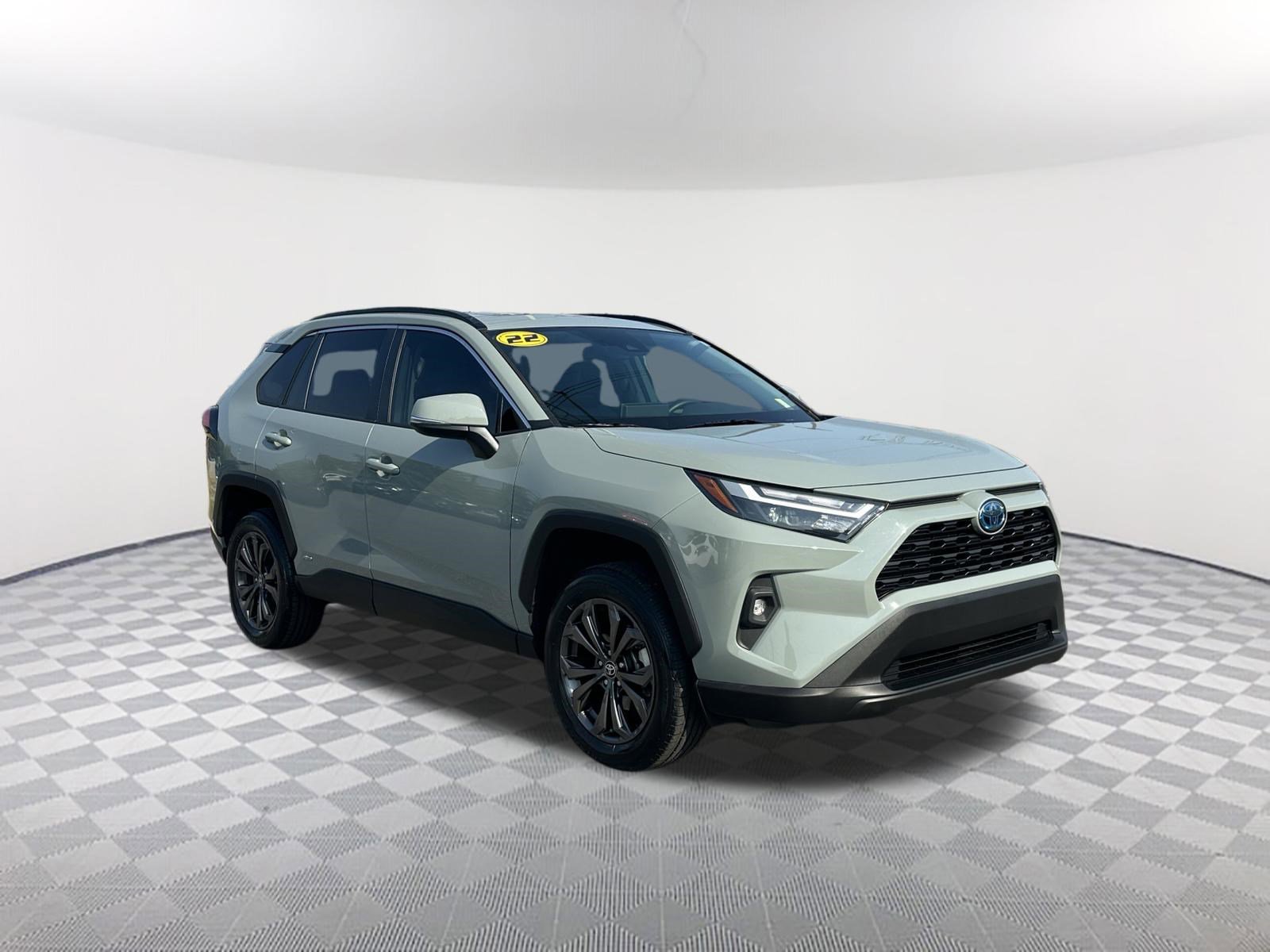 Used 2022 Toyota RAV4 XLE Premium AWD/4WD image 4