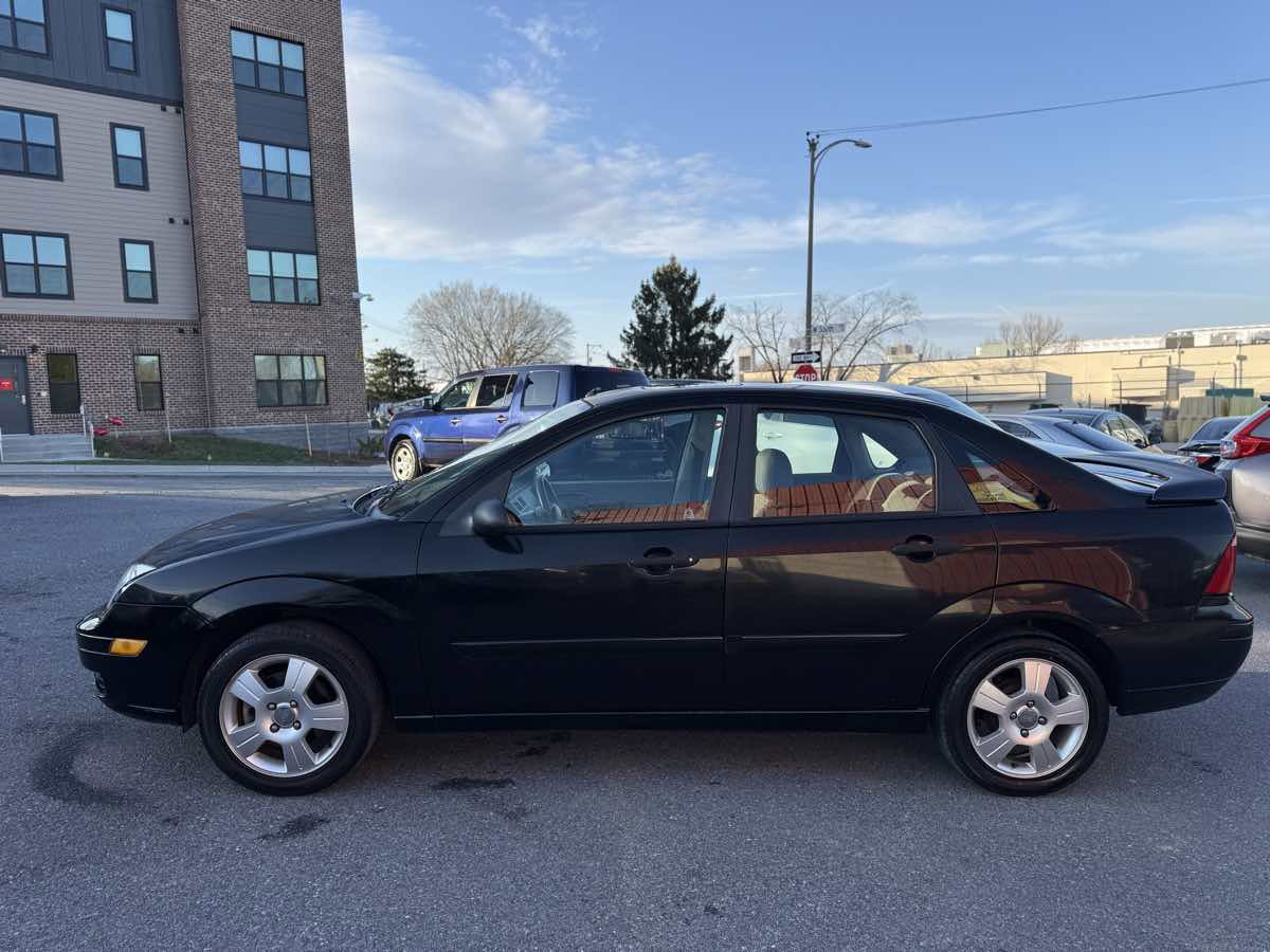 Used 2005 Ford Focus SES FWD image 4