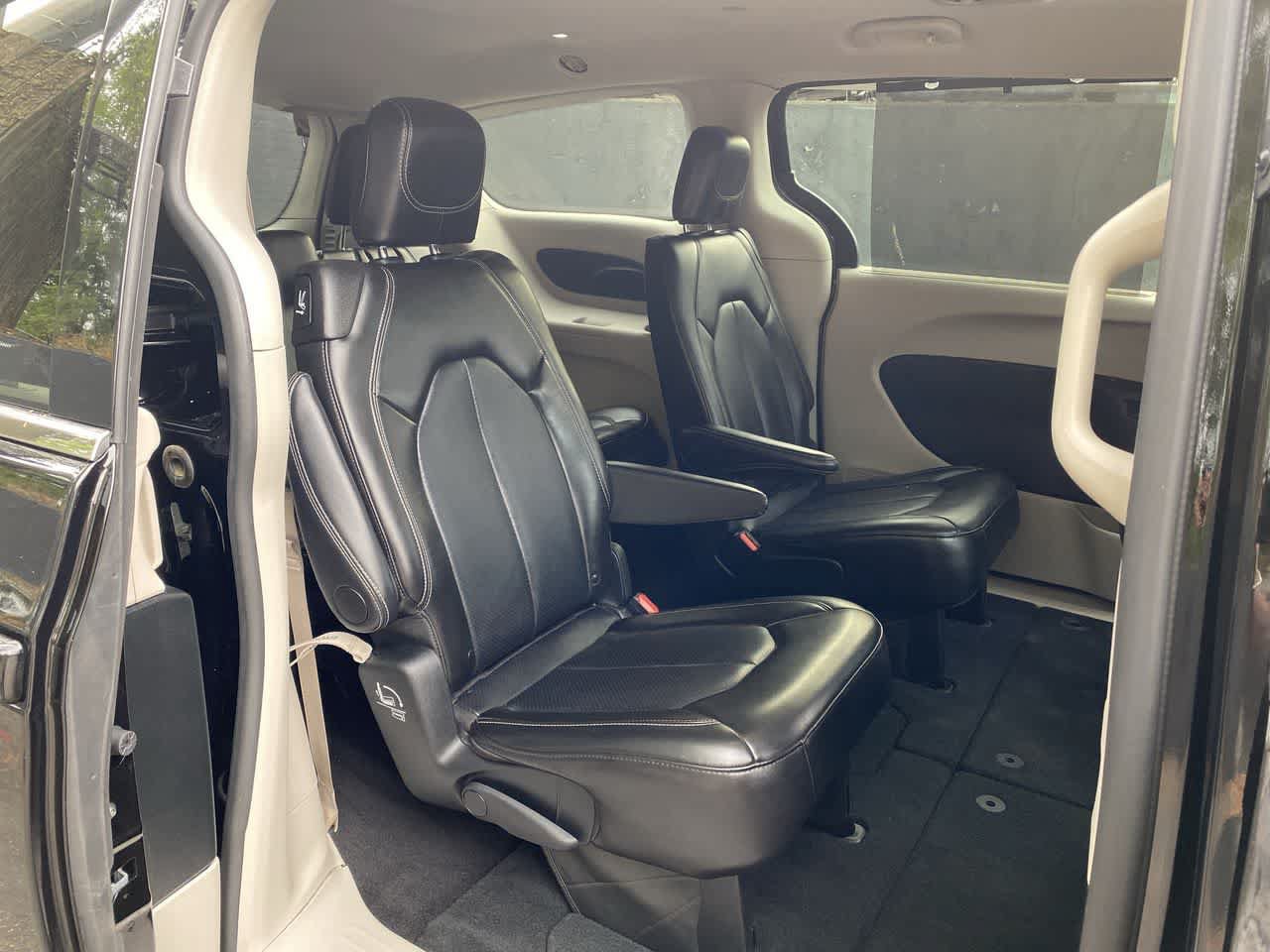 Used 2024 Chrysler Pacifica Touring-L FWD image 16