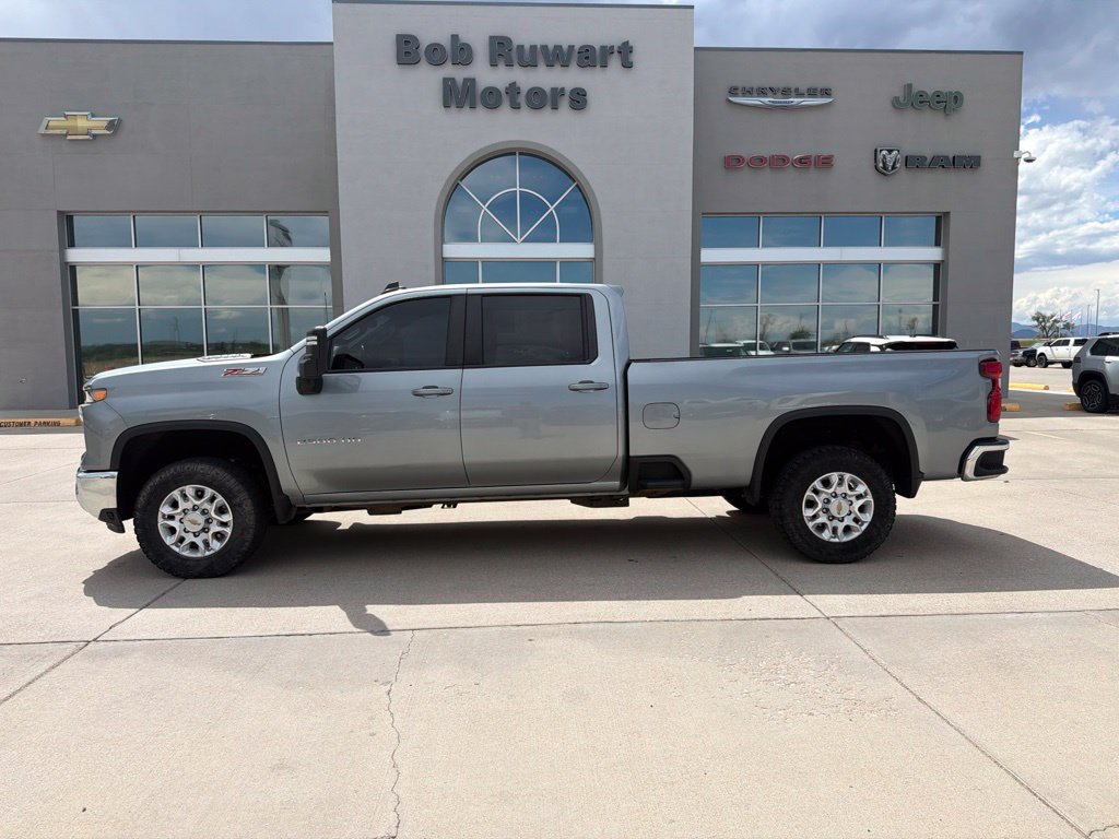 Used 2024 Chevrolet Silverado 2500 LT AWD/4WD image 2