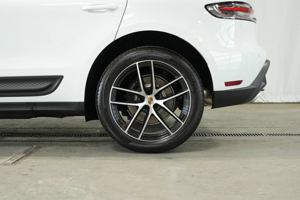 Certified 2025 Porsche Macan AWD/4WD image 42