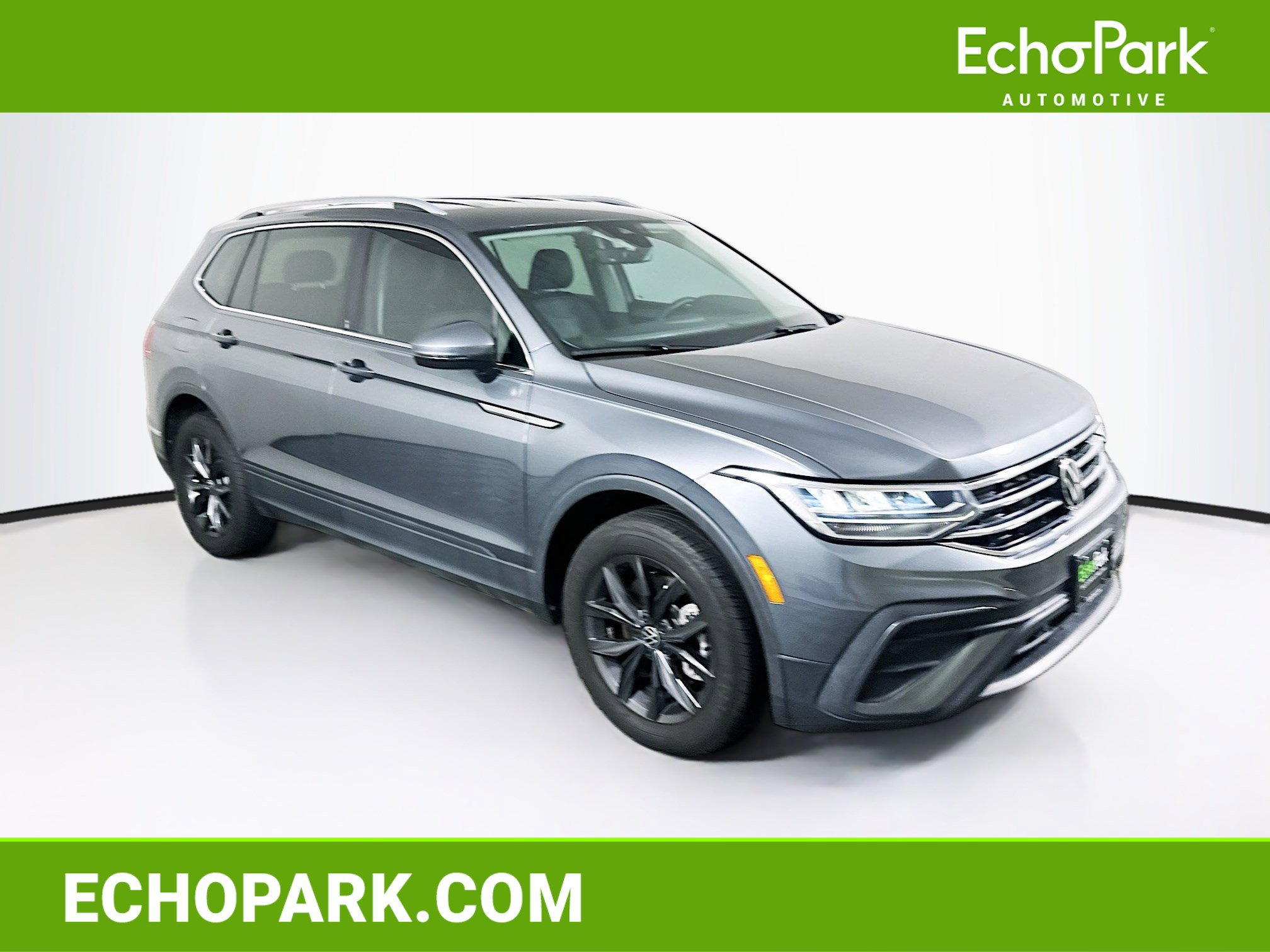 Used 2024 Volkswagen Tiguan SE FWD image 1