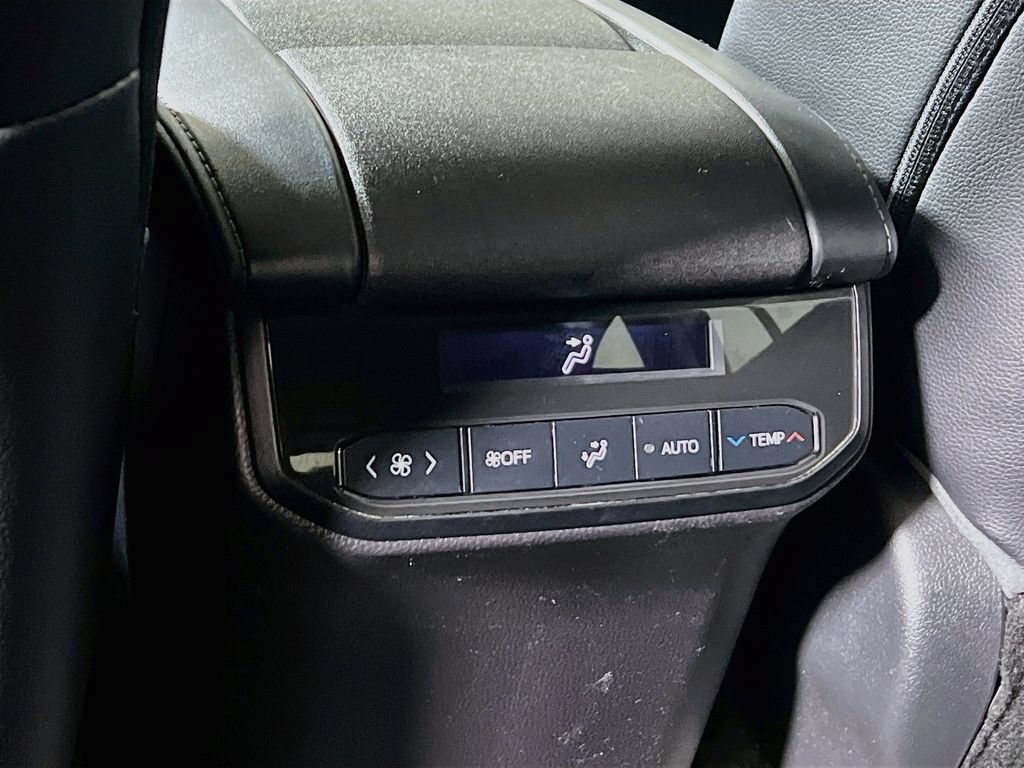 Used 2023 Toyota Highlander XLE AWD/4WD image 23