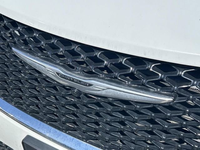 Used 2022 Chrysler Pacifica Touring-L image 8