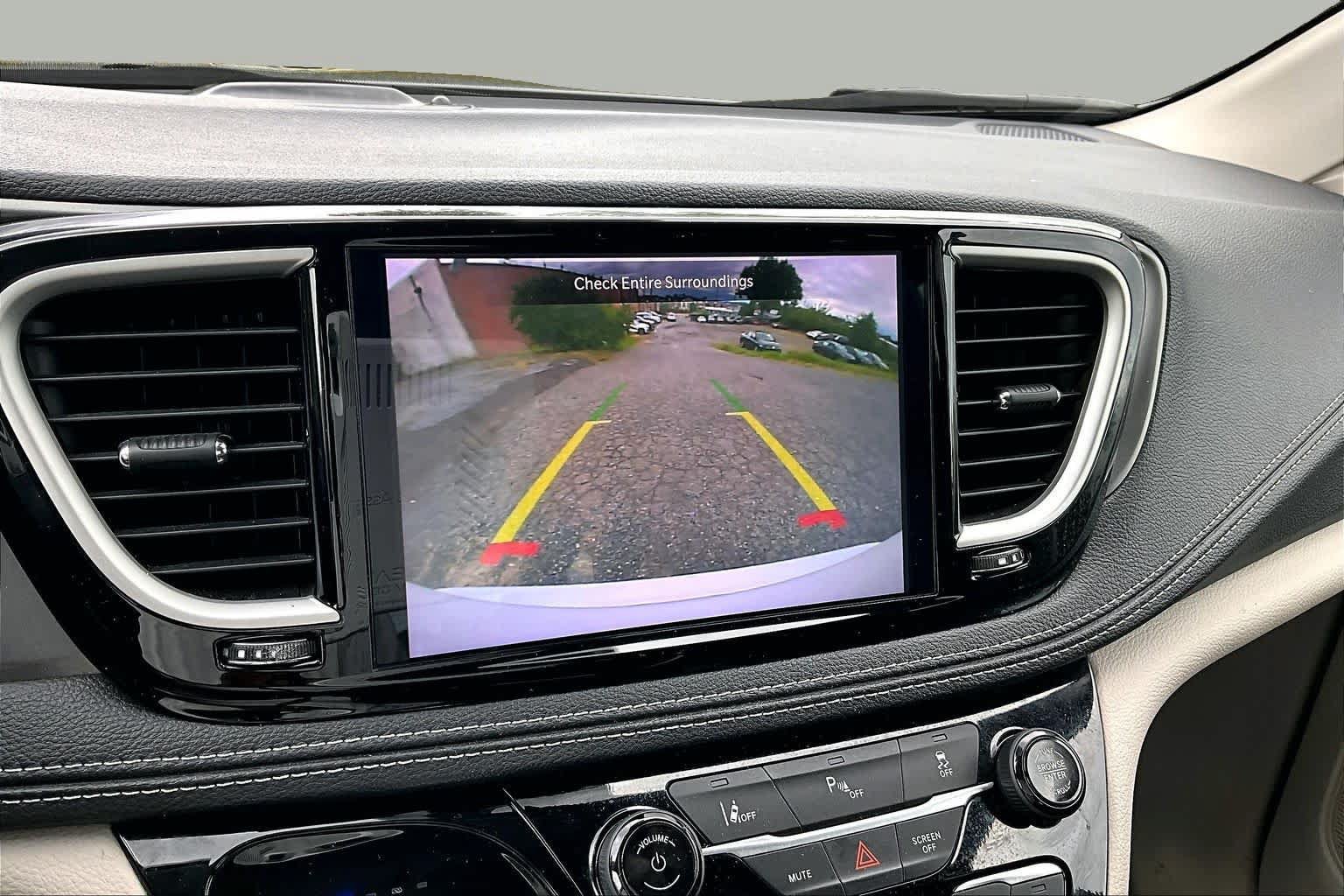Used 2024 Chrysler Pacifica Limited FWD image 27