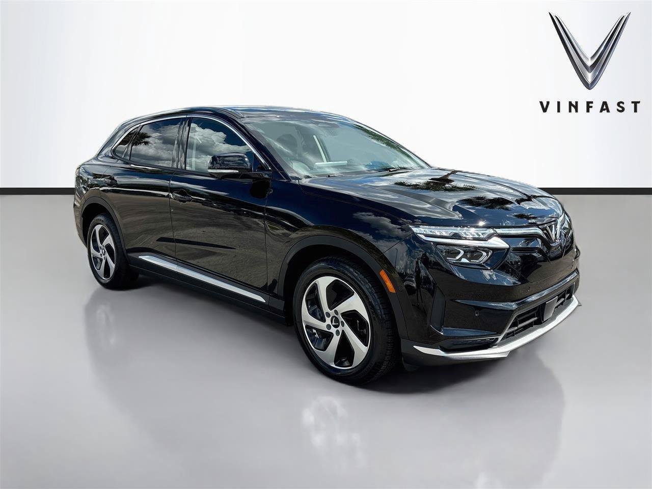 New 2027 VinFast VF 8 Eco AWD/4WD image 1