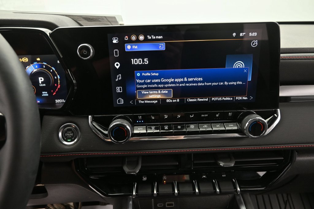 Used 2025 Chevrolet Colorado Z71 w/ Technology Package AWD/4WD image 25