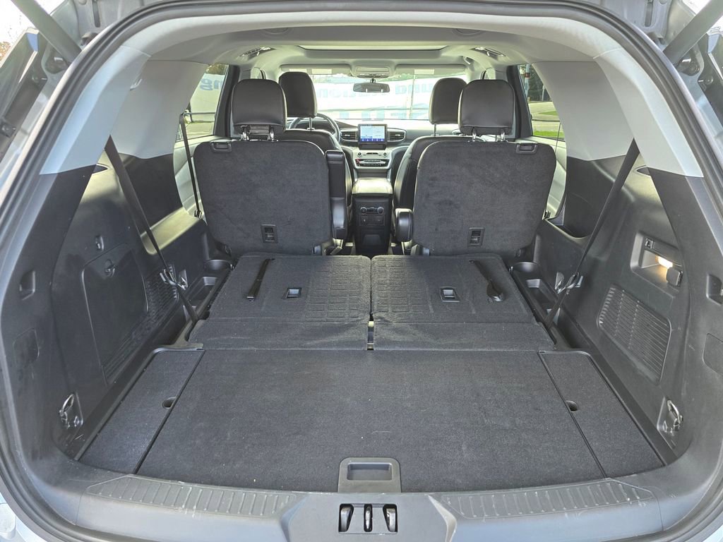 Used 2022 Ford Explorer XLT w/ Equipment Group 202A image 7