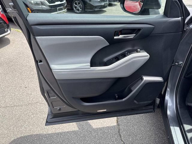 Used 2021 Toyota Highlander XLE AWD/4WD image 13