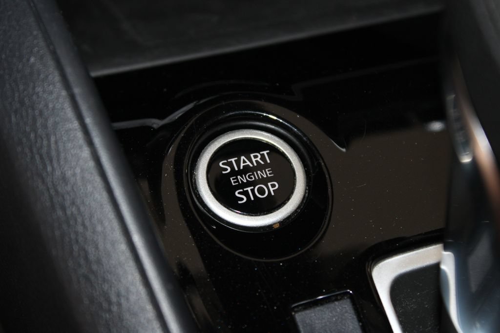 Used 2024 Nissan Versa SR FWD image 39