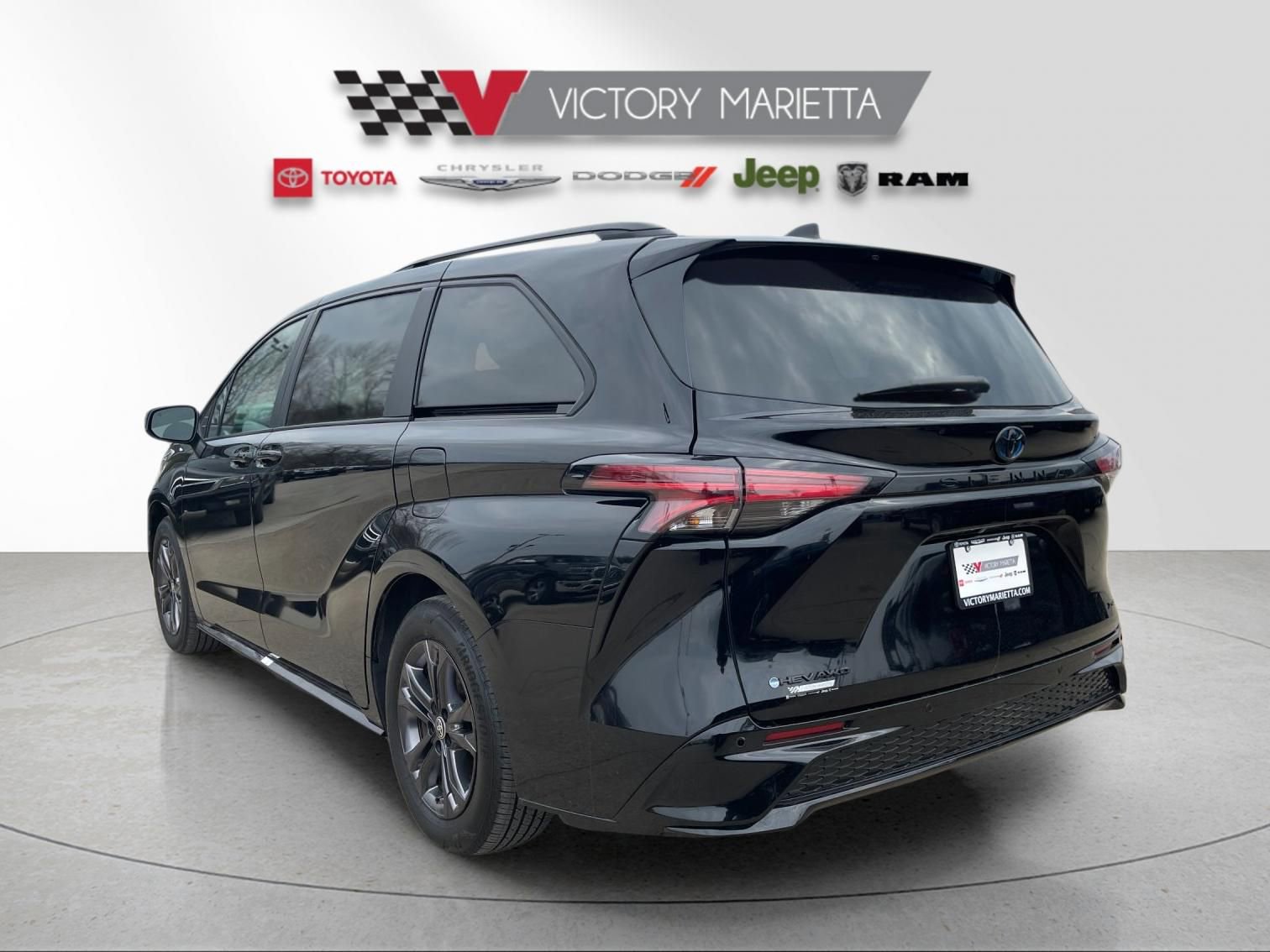 Used 2025 Toyota Sienna XSE w/ XSE Plus Package image 3