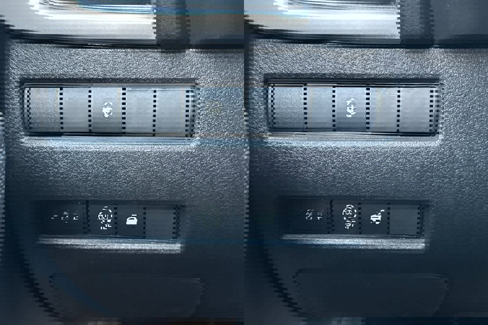 Used 2024 Nissan Rogue SV image 32