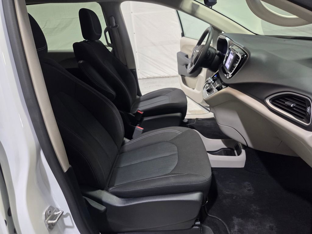 Certified 2023 Chrysler Voyager LX image 11