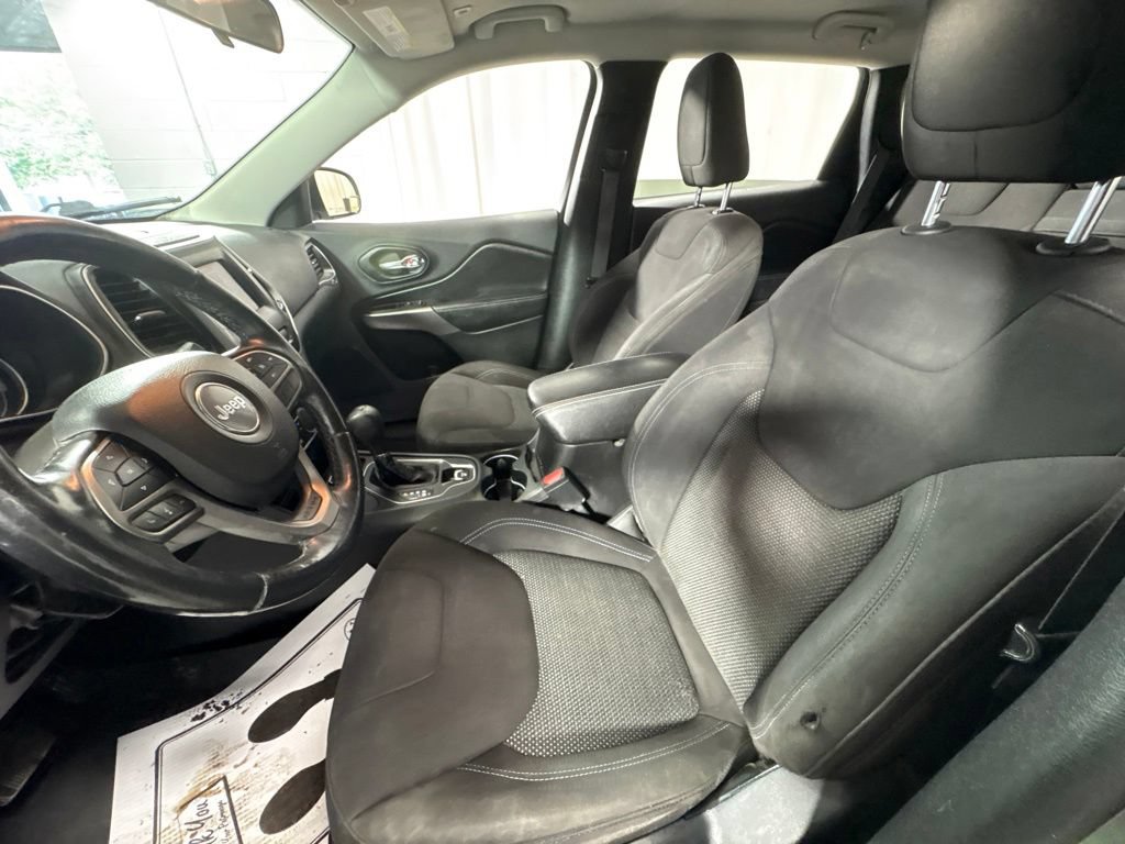 Used 2019 Jeep Cherokee Latitude w/ Cold Weather Group AWD/4WD image 15