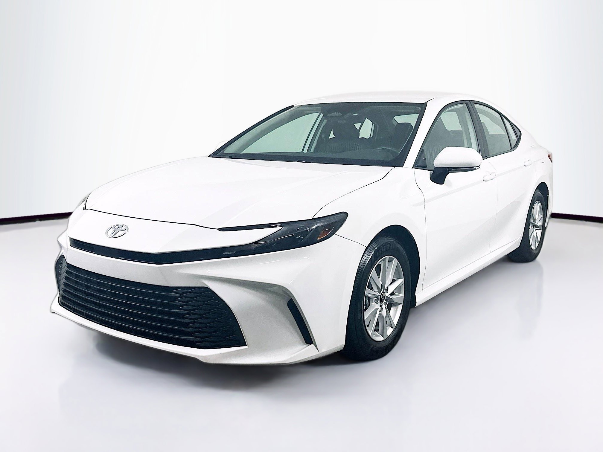 Used 2025 Toyota Camry LE image 3