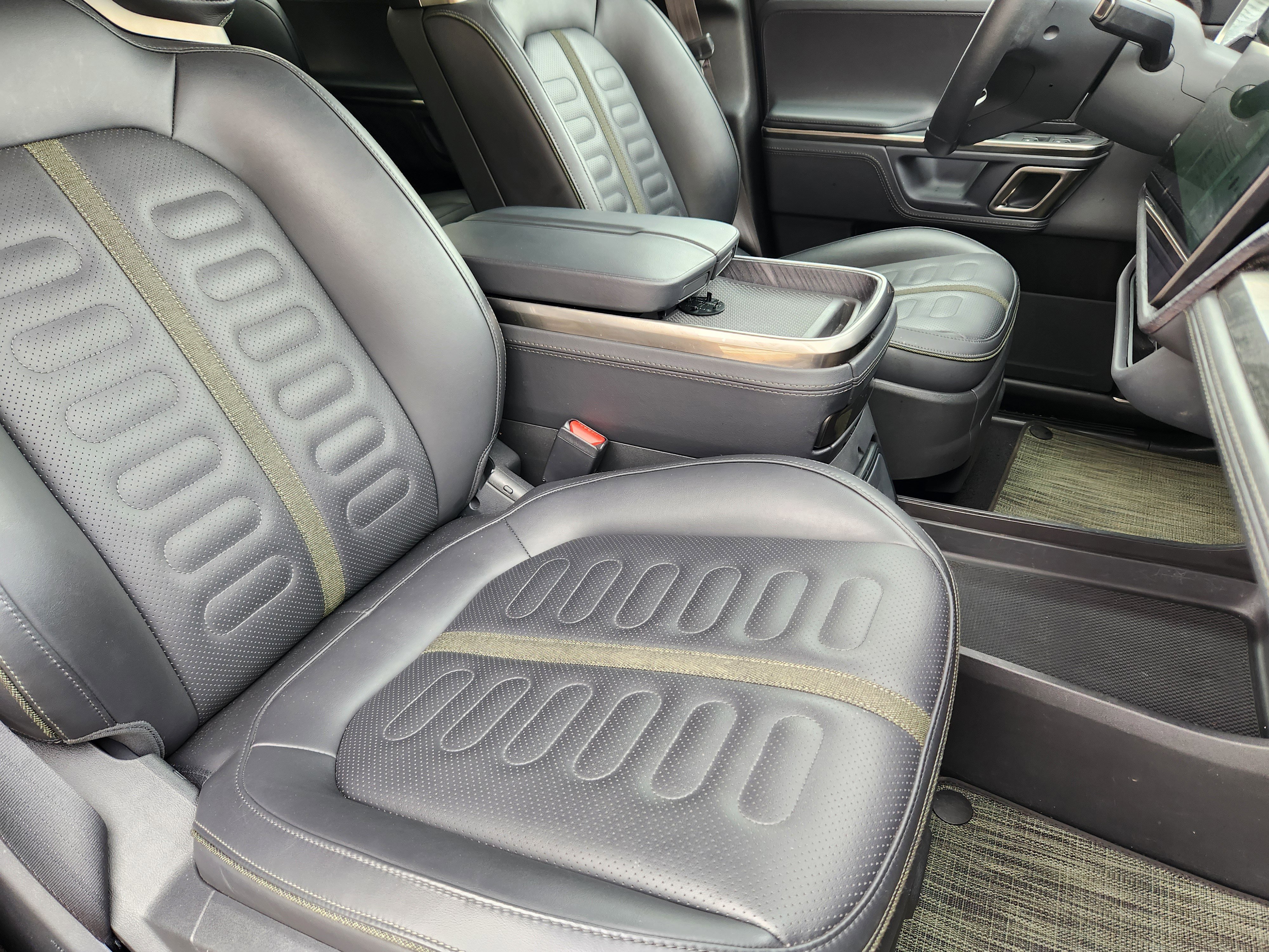 Used 2024 Rivian R1S Adventure image 18