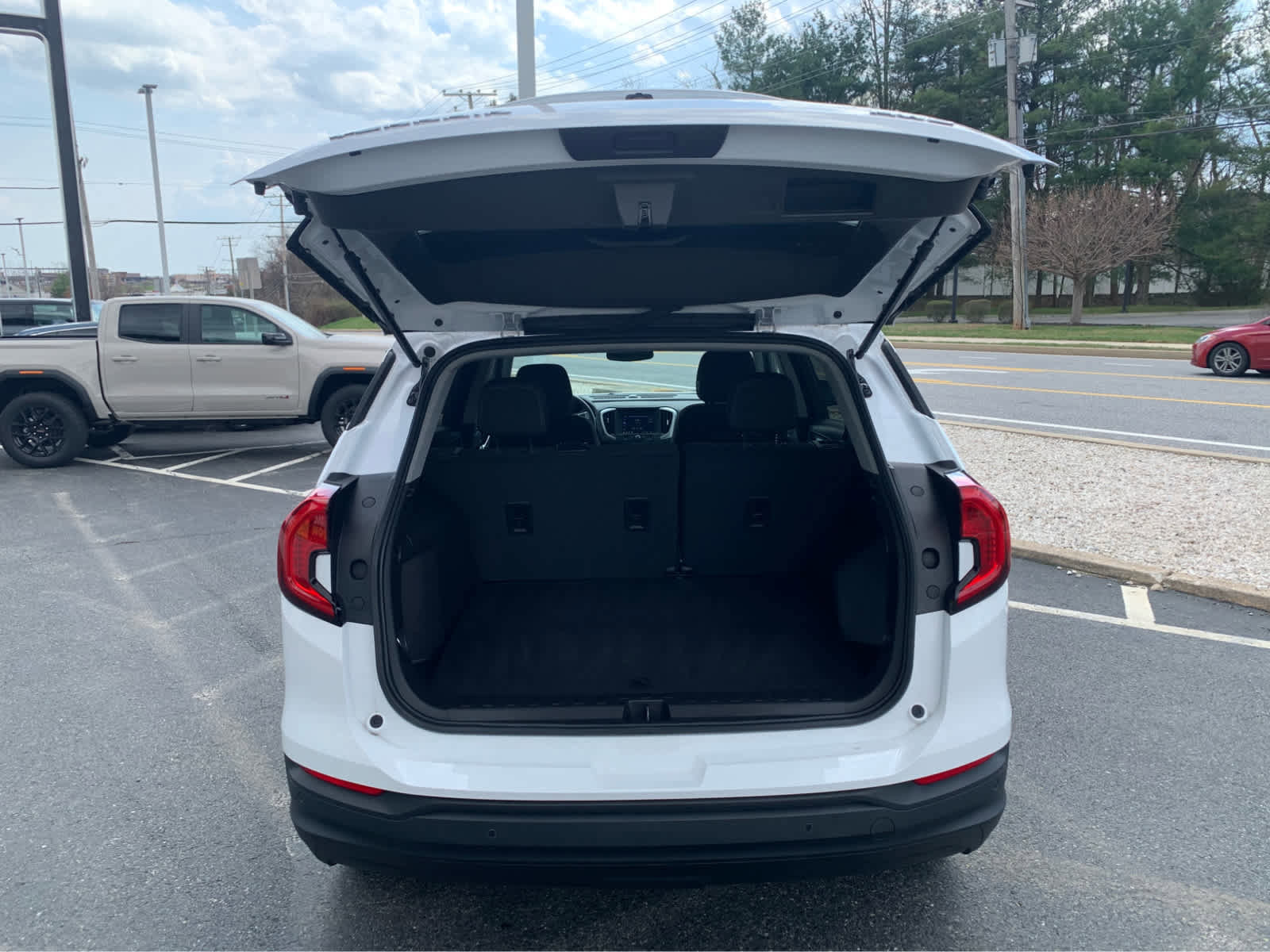 Used 2023 GMC Terrain SLE image 5