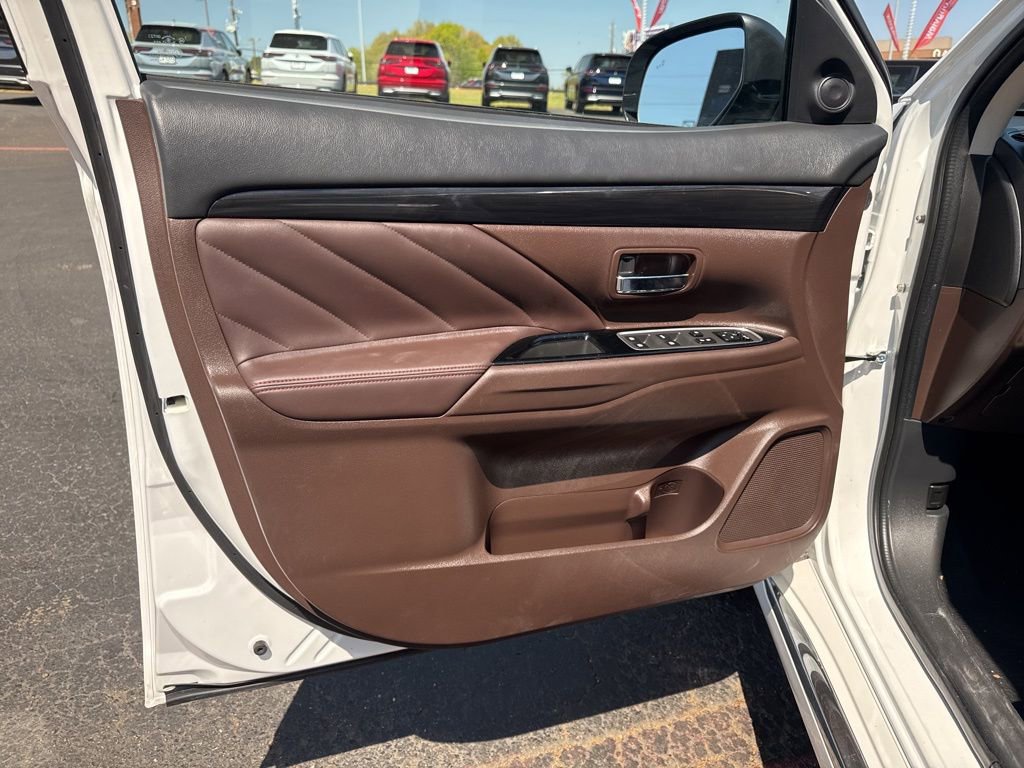 Used 2018 Mitsubishi Outlander 4WD Plug-In Hybrid image 12