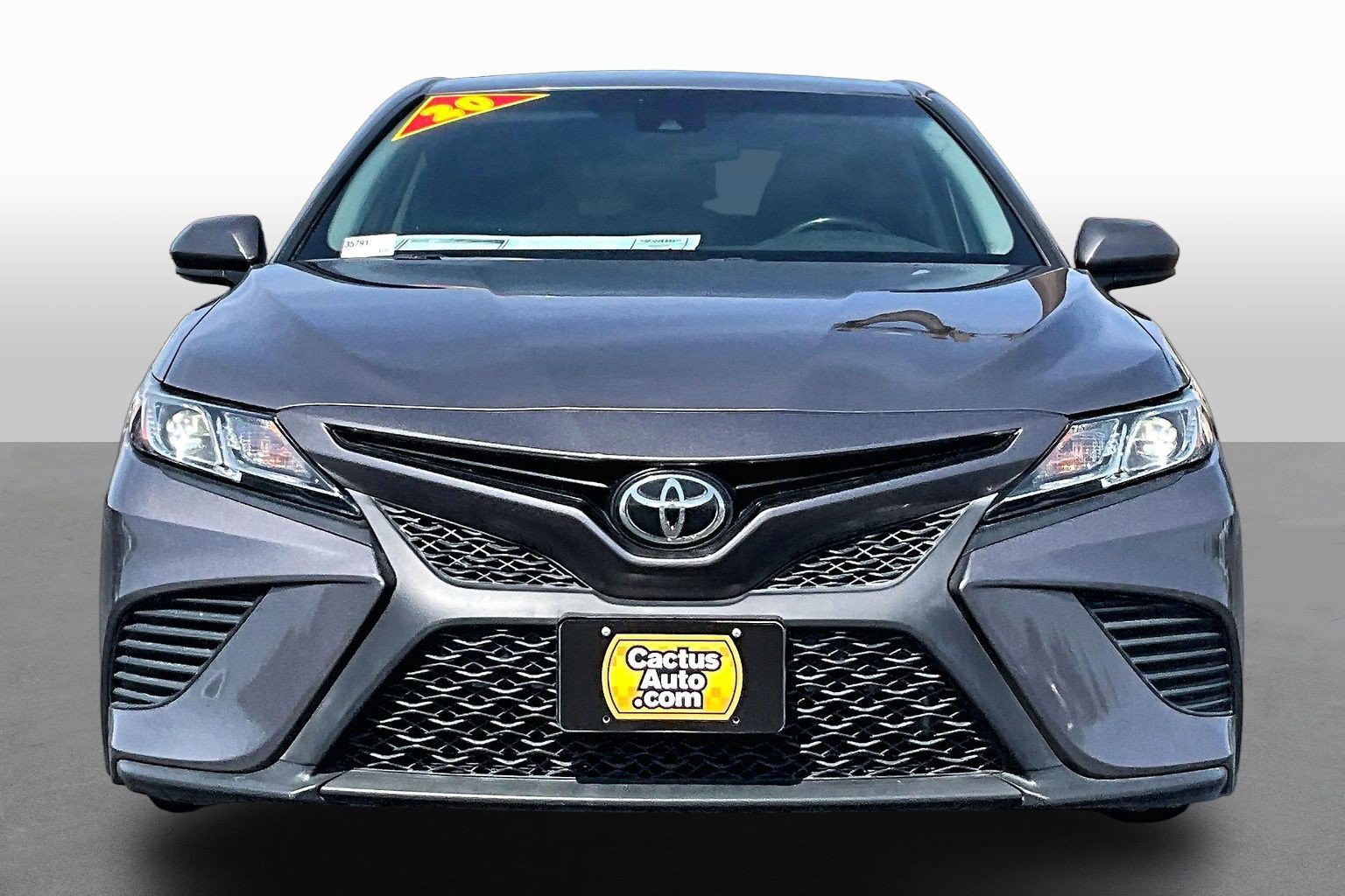 Used 2020 Toyota Camry SE FWD image 3