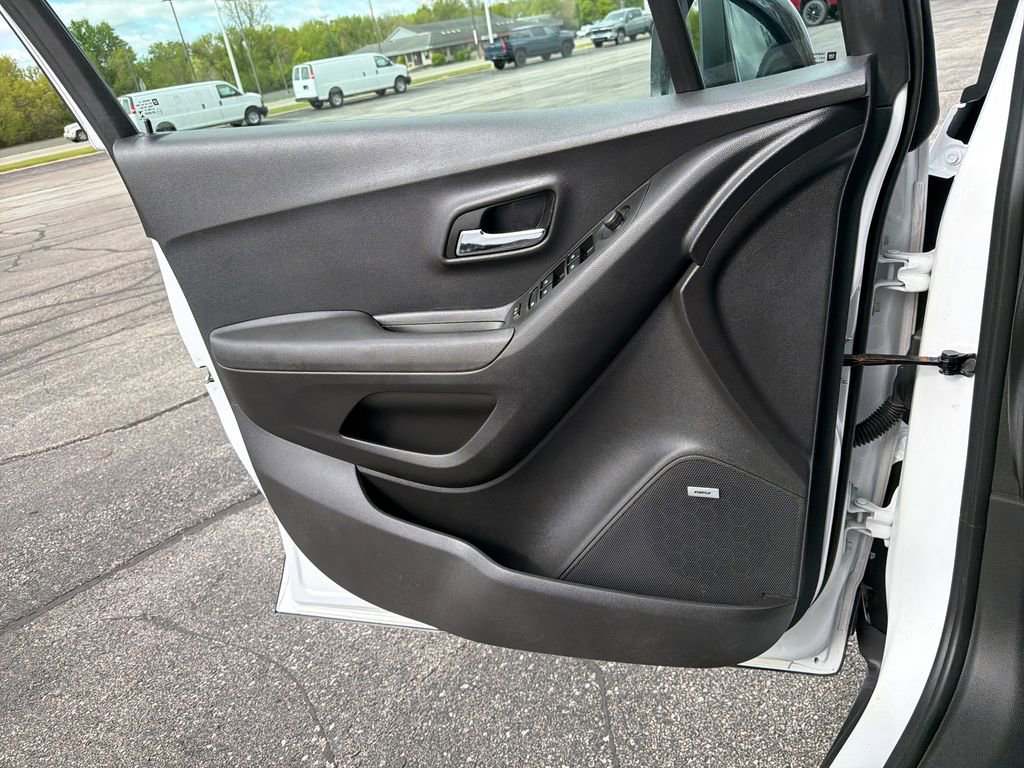 Used 2020 Chevrolet Trax LT w/ Sun & Sound Package FWD image 11