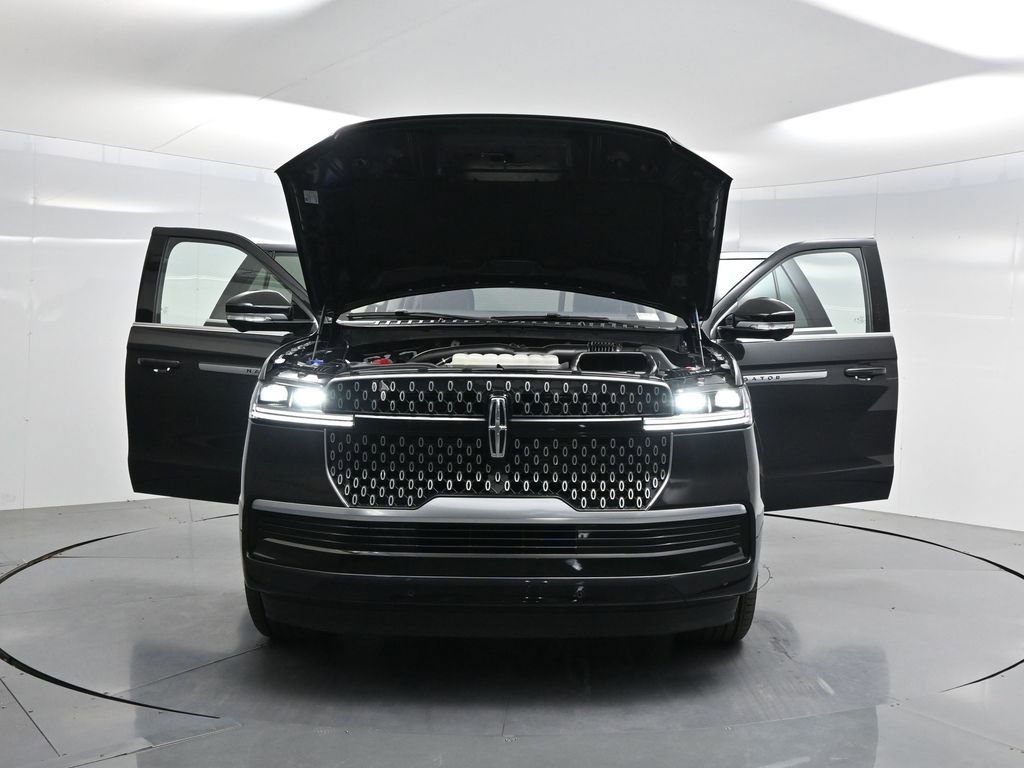 Used 2025 Lincoln Navigator Reserve image 39