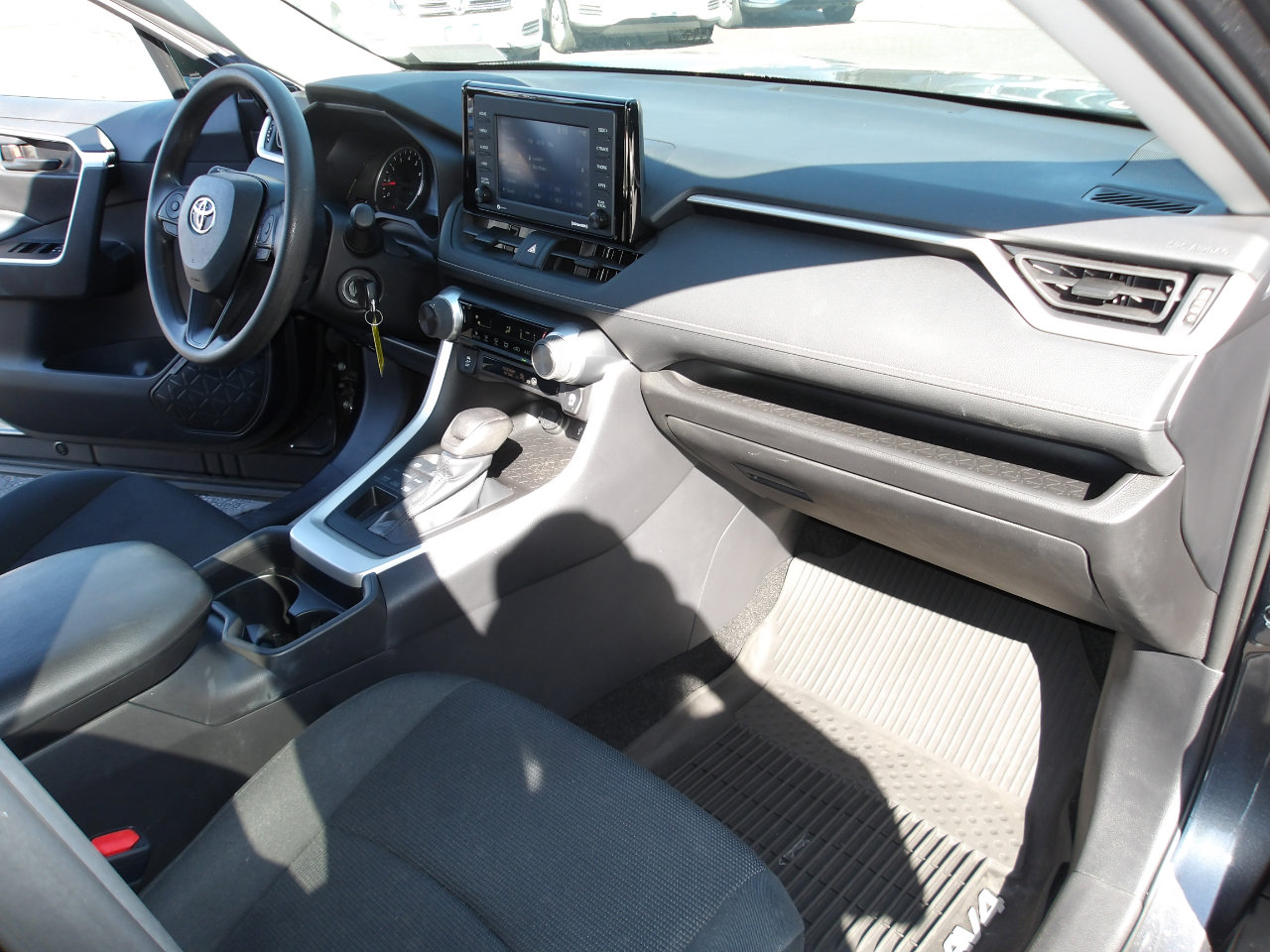 Used 2020 Toyota RAV4 LE image 13