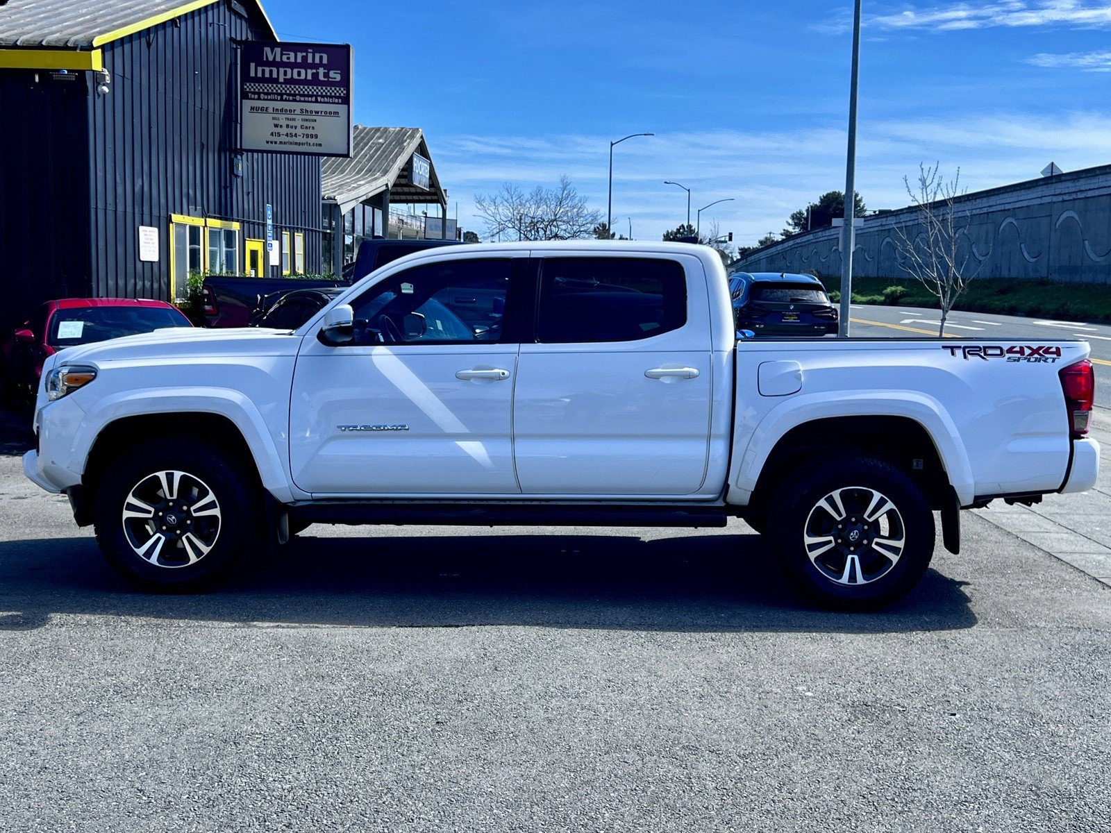 Used 2017 Toyota Tacoma TRD Sport w/ Tow Package (A/T) image 9