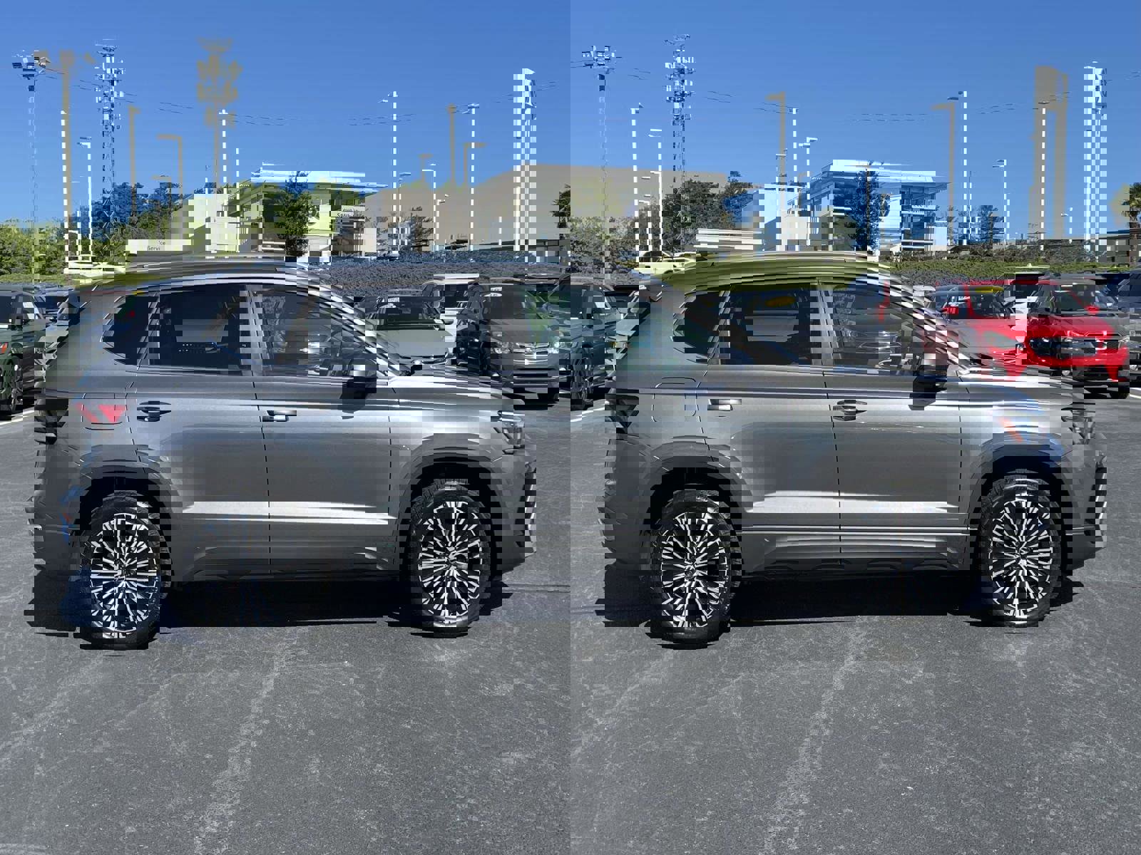 Used 2025 Volkswagen Taos SE w/ Panoramic Sunroof Package FWD image 8