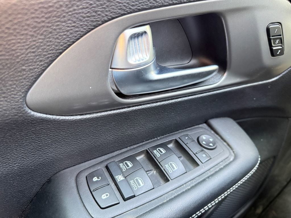 Used 2025 Chrysler Pacifica Select image 28