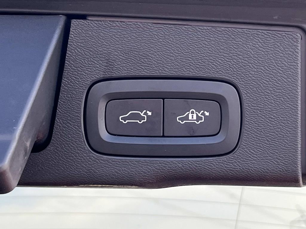 Used 2022 Volvo XC60 B5 R-Design w/ Climate Package image 13